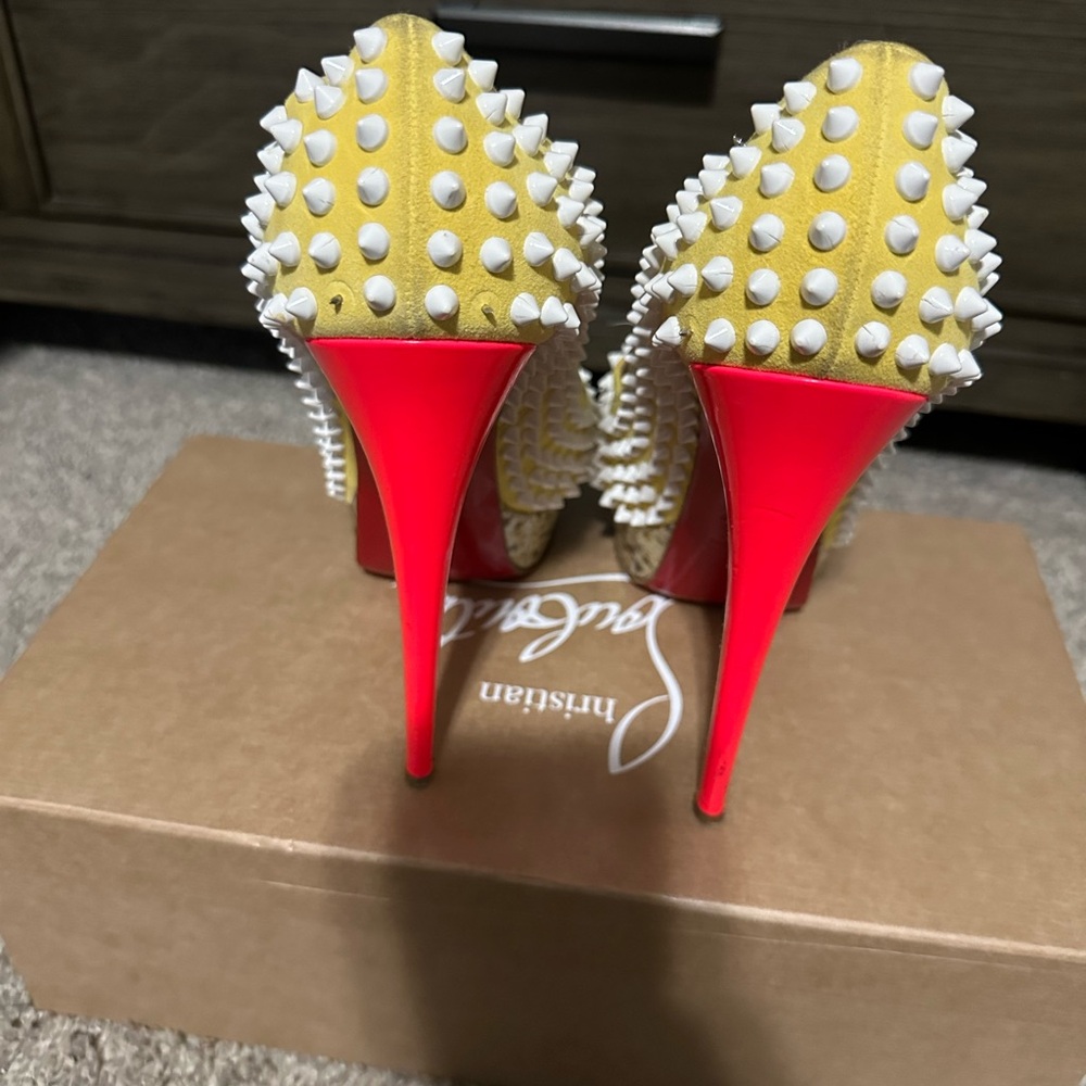Red Bottoms - Picture 5 of 6